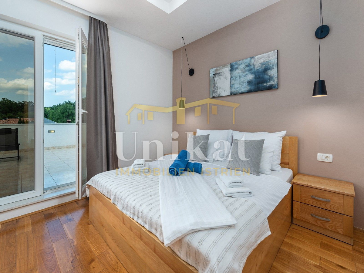 Villa moderna con piscina interna ed esterna